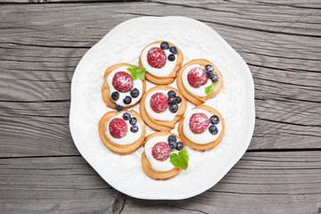 Raspberries mini cakes