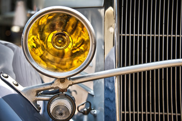 Phare d'une voiture de collection du début du 20ème siècle