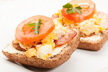 Sandwich with scrambled eggs and bacon