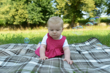 Baby beobachtet Seifenblasen