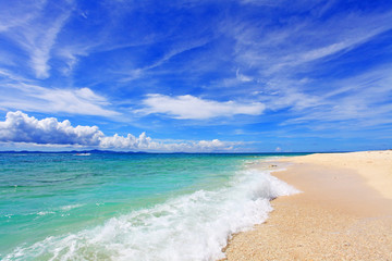 沖縄の美しいビーチと夏空