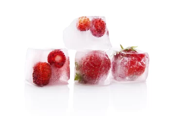 Fotobehang Bevroren aardbeien in ijsblokjes. © Eskymaks