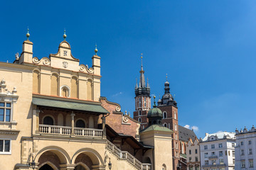 Fototapeta na wymiar Sukiennice i St Mary Basilica w Krakowie - Polska