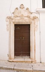 Fototapeta na wymiar Drewniane drzwi. Putignano. Apulia. Włochy.