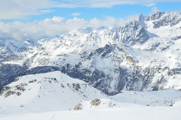 Fototapeta na wymiar Valtournenche ośrodek narciarski we Włoszech