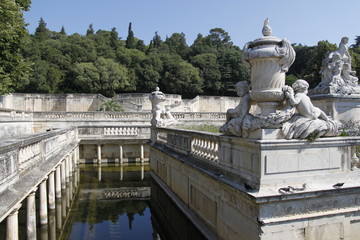 Fototapeta na wymiar Bassin dans les jardins de la Fontaine à Nîmes