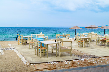 Obraz premium Tradycyjna grecka kawiarnia na plaży, Grecja