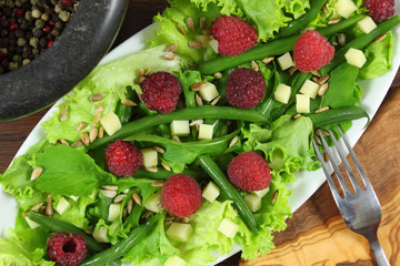 Salad with beans and raspberries