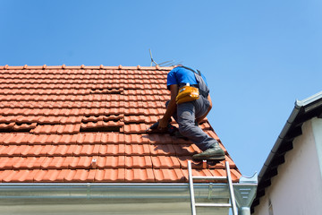 Worker on the roof - obrazy, fototapety, plakaty