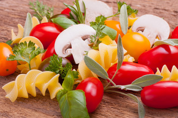 Frisches Gemüse, Champignons und Pasta