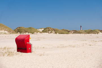 Strandkorb auf Amrum mit Leuchtturm