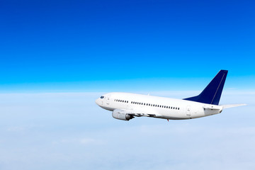 Fototapeta na wymiar Samolot na niebie. Samolot pasażerski
