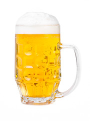 Bierkrug freigestellt vor weißem Hintergrund