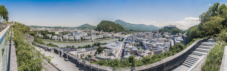 Fototapeta na wymiar Salzburg skyline widziany z punktu widzenia Mönchsberg, Austria