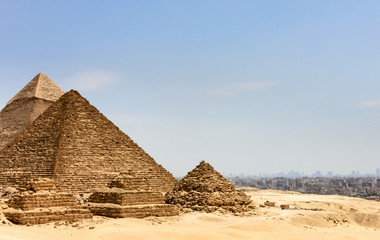 Fototapeta na wymiar Piramidy w Egipcie z miastem Kairze w tle