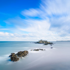 Saint Malo Fort National and rocks, high tide. Brittany, France. - obrazy, fototapety, plakaty