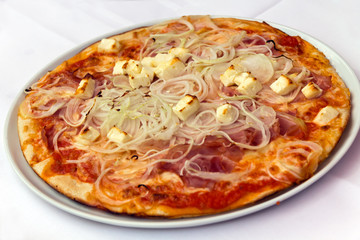 Salami Pizza mit ZWIEBELN