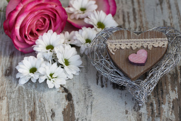 Deko mut Herz und Blumen