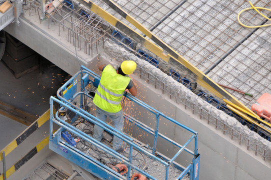 Chantier : ouvrier avec sa disqueuse