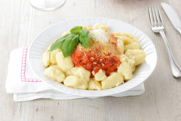 Piatto di gnocchi al pomodoro