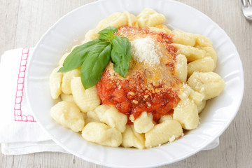 Piatto di gnocchi al pomodoro