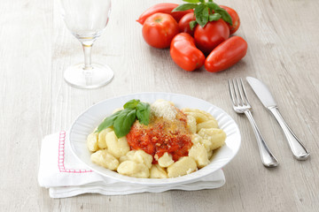 Piatto di gnocchi al pomodoro