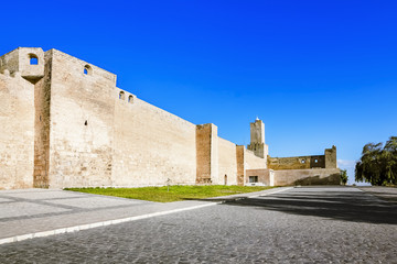 Fototapeta na wymiar Spójrz na ścianie zamku Kasbah w Sousse w Tunezji. Muzeum