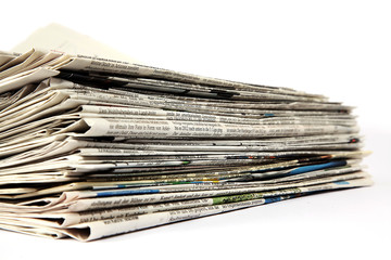 Zeitungen auf einem Stapel auf weiß isoliert