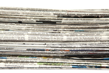 Zeitungen auf einem Stapel Ausschnitt