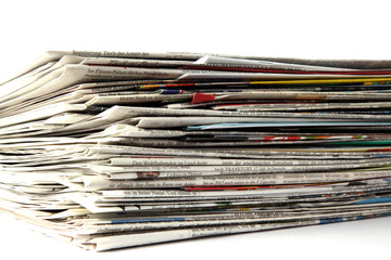 Zeitungen von der Seite auf wei&szlig; isoliert