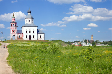 Fototapeta na wymiar Panoramiczny widok na wsi i starego kościoła, w Rosji