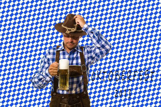 Prost - Mann mit einem Bier zum Oktoberfest