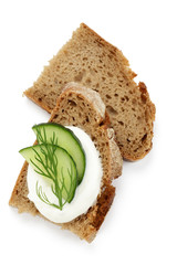 Krustenbrot mit Gurkenscheiben