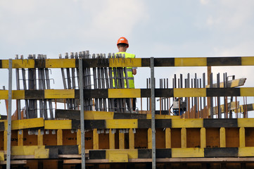 Ouvrier de la construction au-dessus de la tour