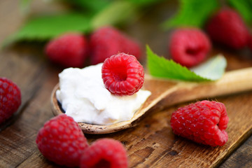 Quark mit Himbeeren