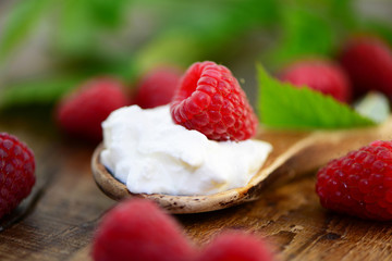 Quark mit Himbeeren