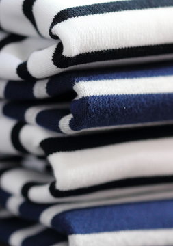 Les marini&eacute;res  de la Bretagne soigneusement pli&eacute; dans une boutique de vetements de grande qualit&eacute;.