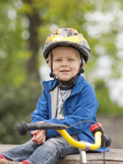 Obraz premium four year old boy and his bicycle