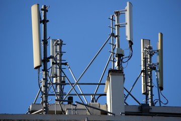 Antennes de téléphonie sur un toit d'immeuble