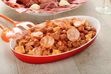 Insalata tedesca con wurstel, fagioli e formaggio