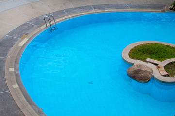 Obraz na płótnie Canvas blue swimming pool in hotel