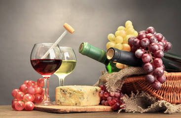 Composition with wine, blue cheese and grape