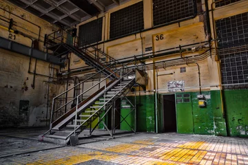 Photo sur Plexiglas Bâtiment industriel abandoned vehicle repair station inside