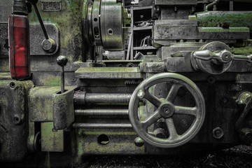 Fototapeta na wymiar old industrial narzędziem w warsztacie retro