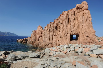 Roccia rossa sulla costa ad Arbatax sull'isola di Sardegna