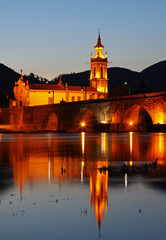 Obraz premium The old romanic bridge of Ponte de Lima after sunset