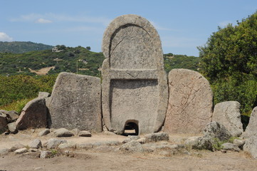 La tomba dei giganti di S'ena e Thomes sull'isola di Sardegna