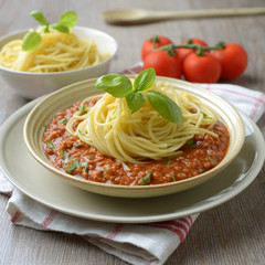 Sojaschnetzel-Bolognese mit Spaghetti