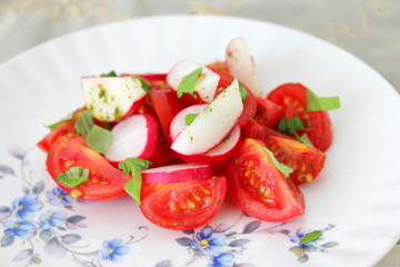 Tomatensalat mit Radieschen