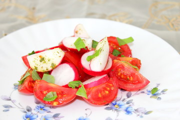 Tomatensalat mit Radieschen